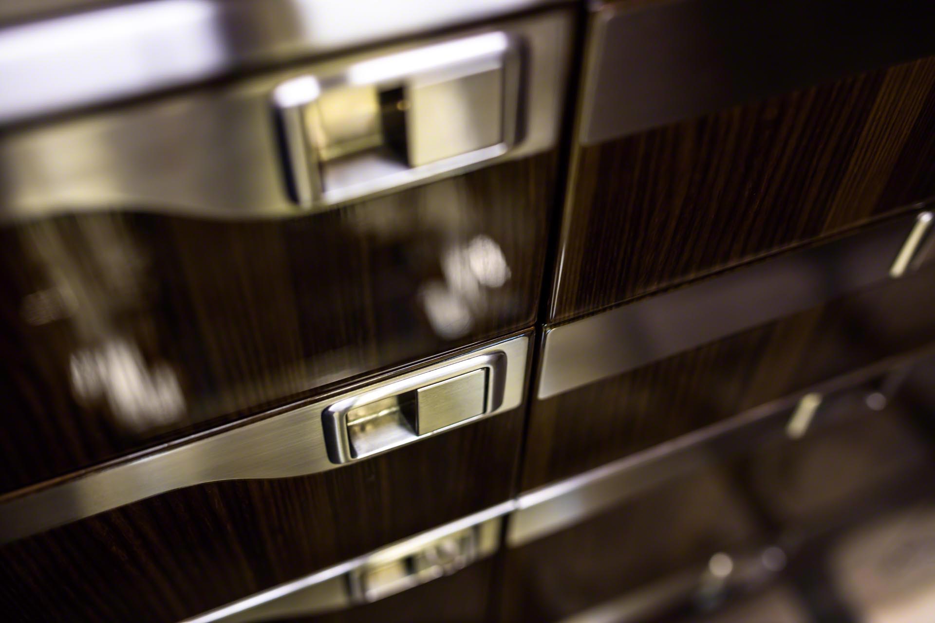 Satin Smoke Nickel Hardware - Challenger 350 LXi Sahara